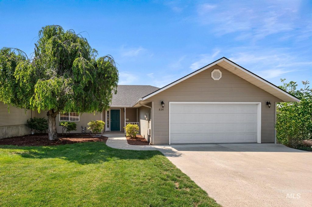Photo of 824 15th Ave, Lewiston, ID 83501 (MLS # 98952395)