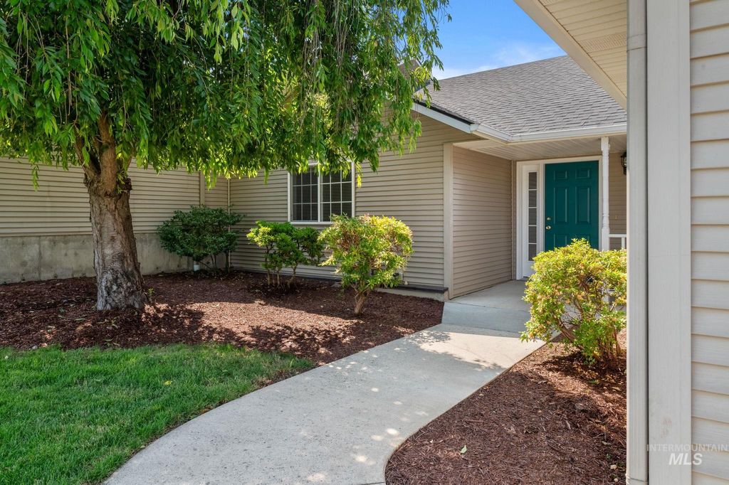 Photo of 824 15th Ave, Lewiston, ID 83501 (MLS # 98952395)