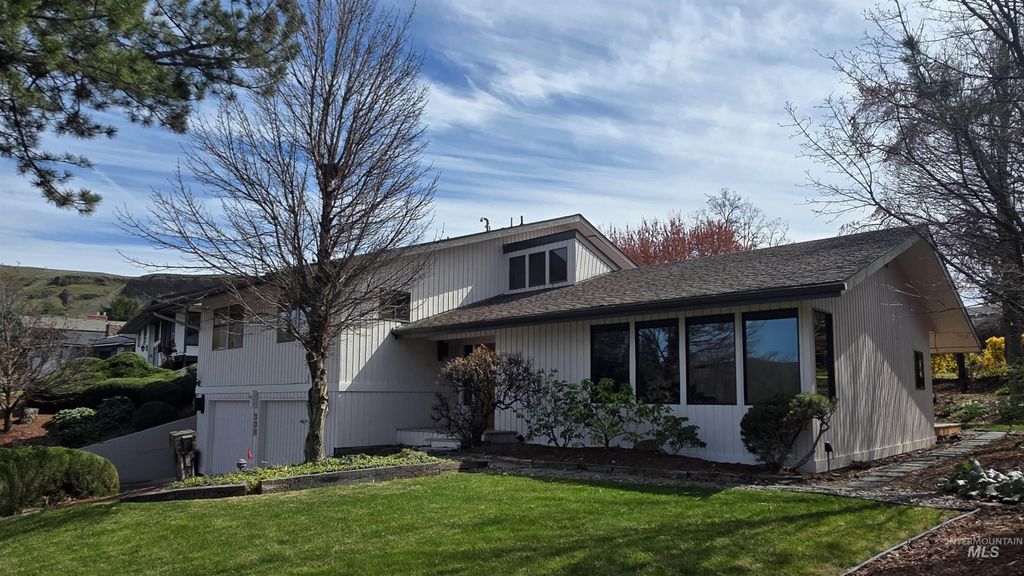 Photo of 338 W Shiloh Drive, Lewiston, ID 83501 (MLS # 98980662)