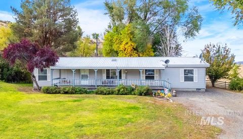 Photo of 1780 Sand Hollow Rd, Vale, OR 97918 (MLS # 98964916)