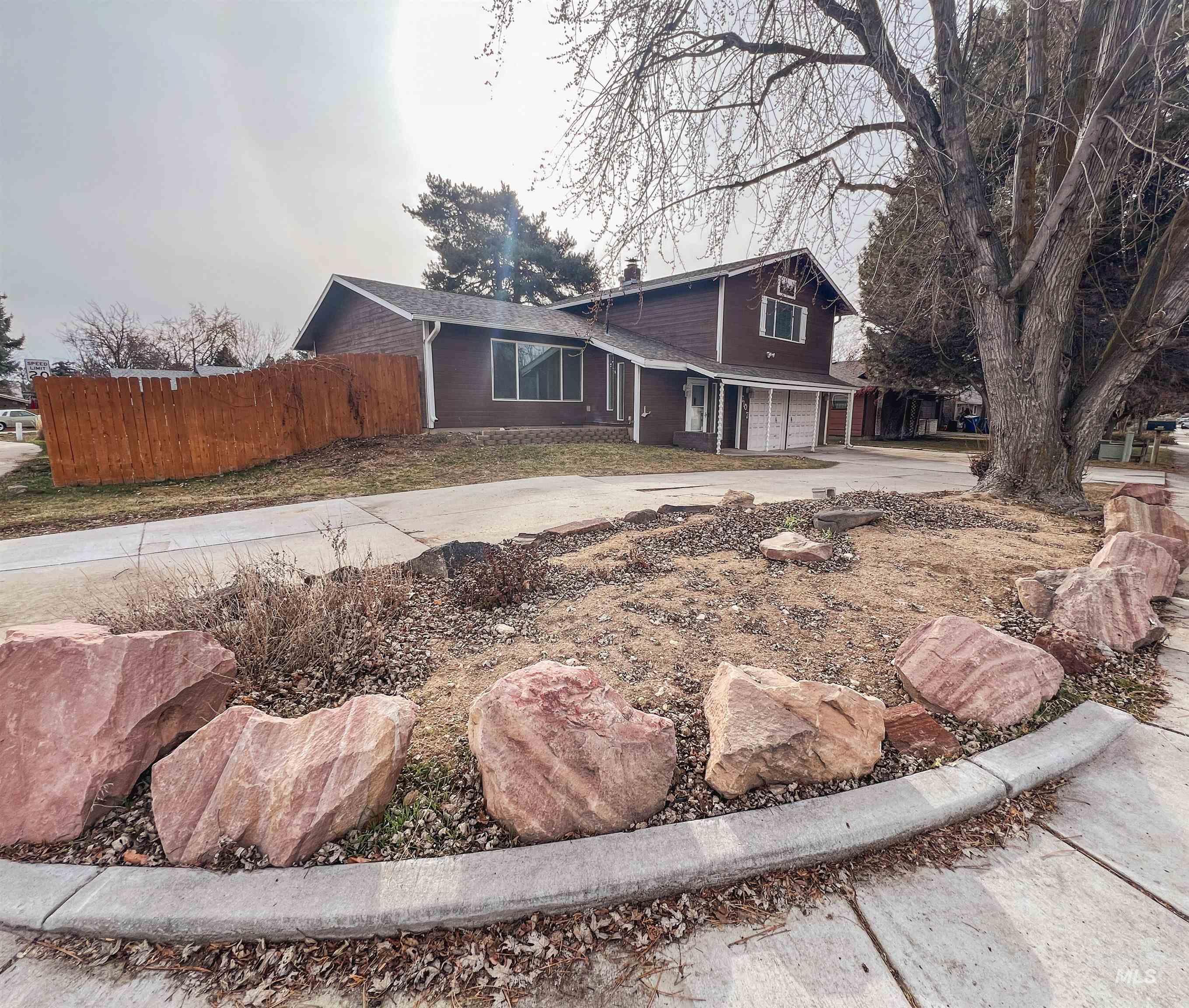 View of front facade with driveway and covered porch