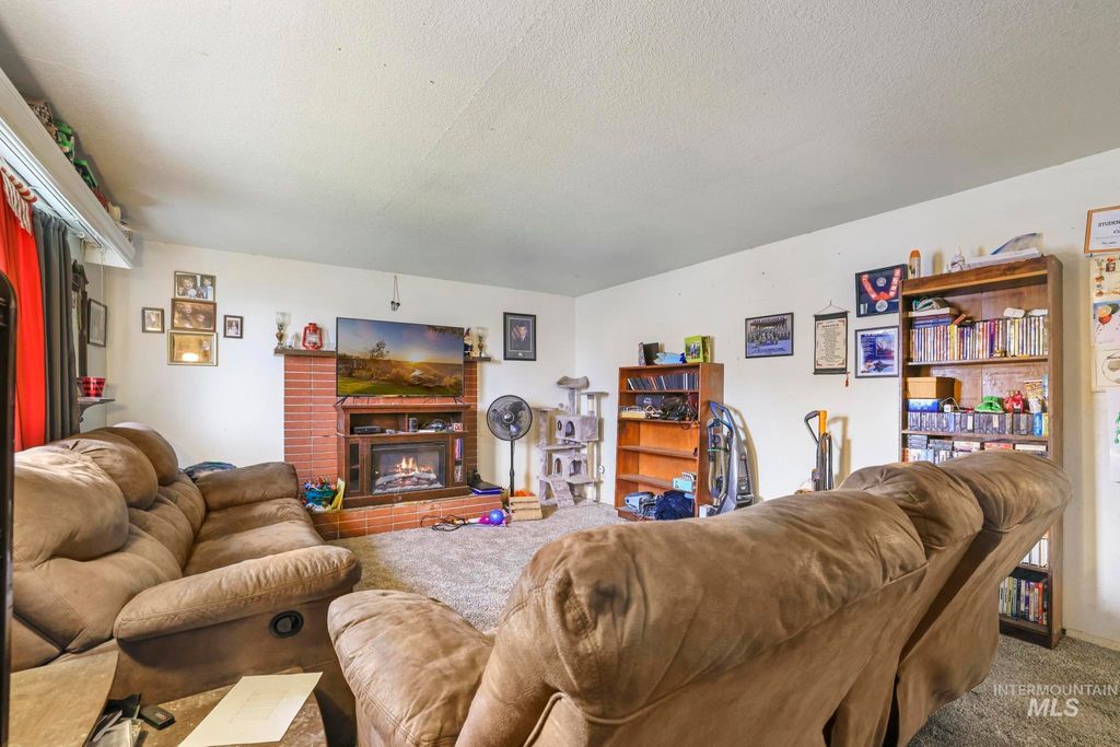 Photo of 913 9th Ave N Ave, Buhl, ID 83316 (MLS # 98977820)