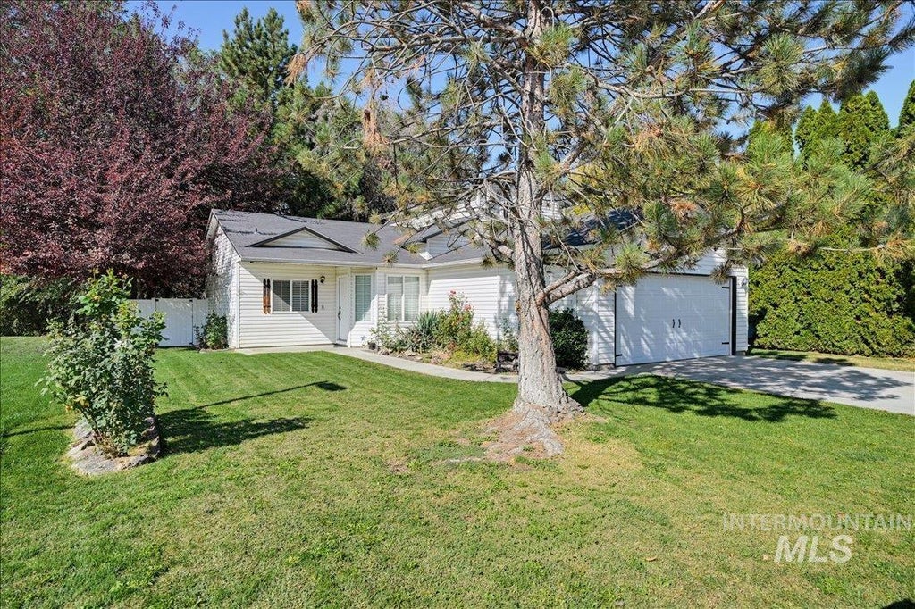 Photo of 1622 Crest Ave, Caldwell, ID 83605 (MLS # 99003279)