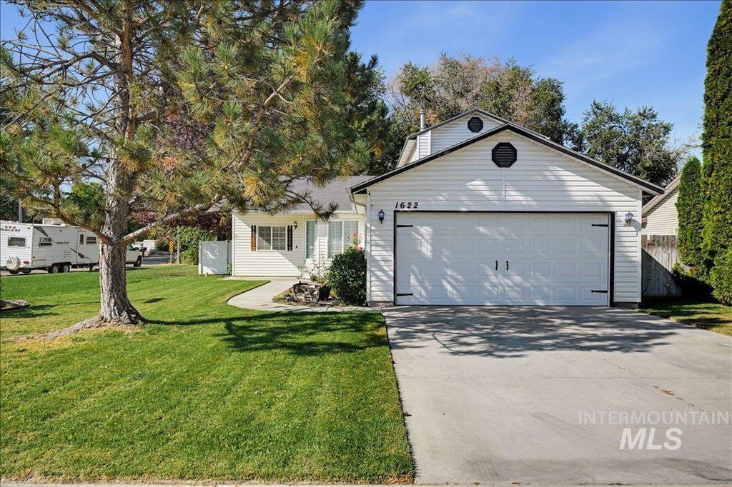 Photo of 1622 Crest Ave, Caldwell, ID 83605 (MLS # 99003279)