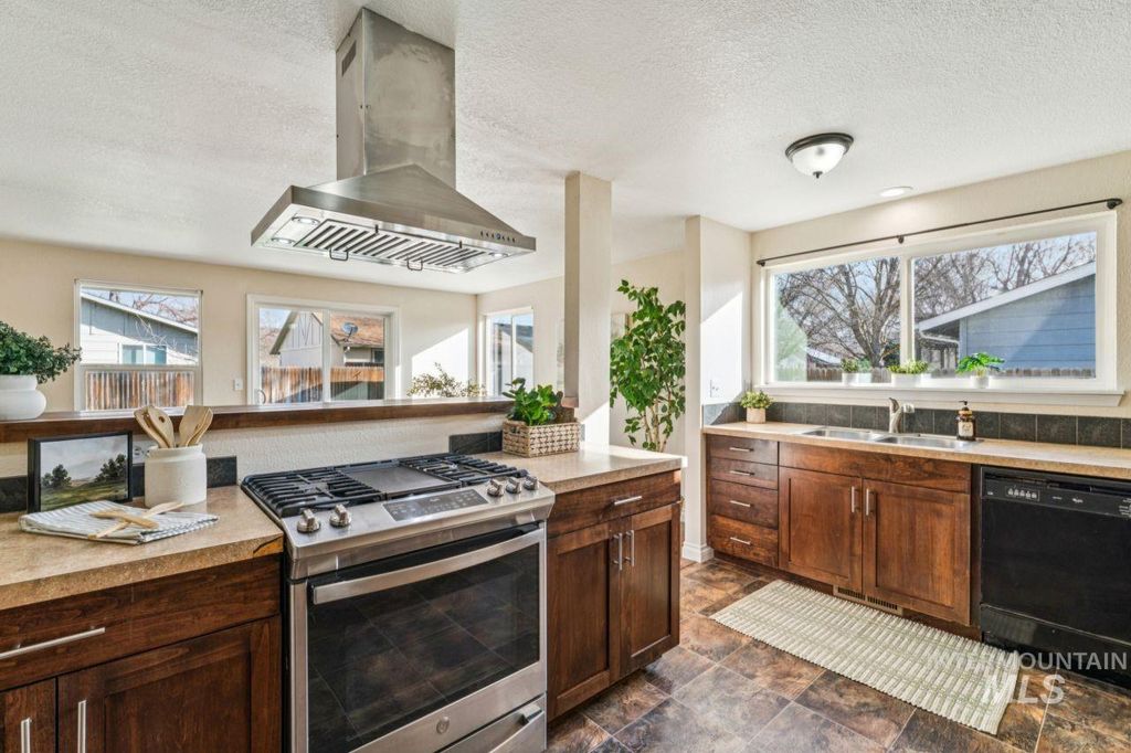 Photo of 7124 W Lamplighter St, Boise, ID 83714 (MLS # 98977825)