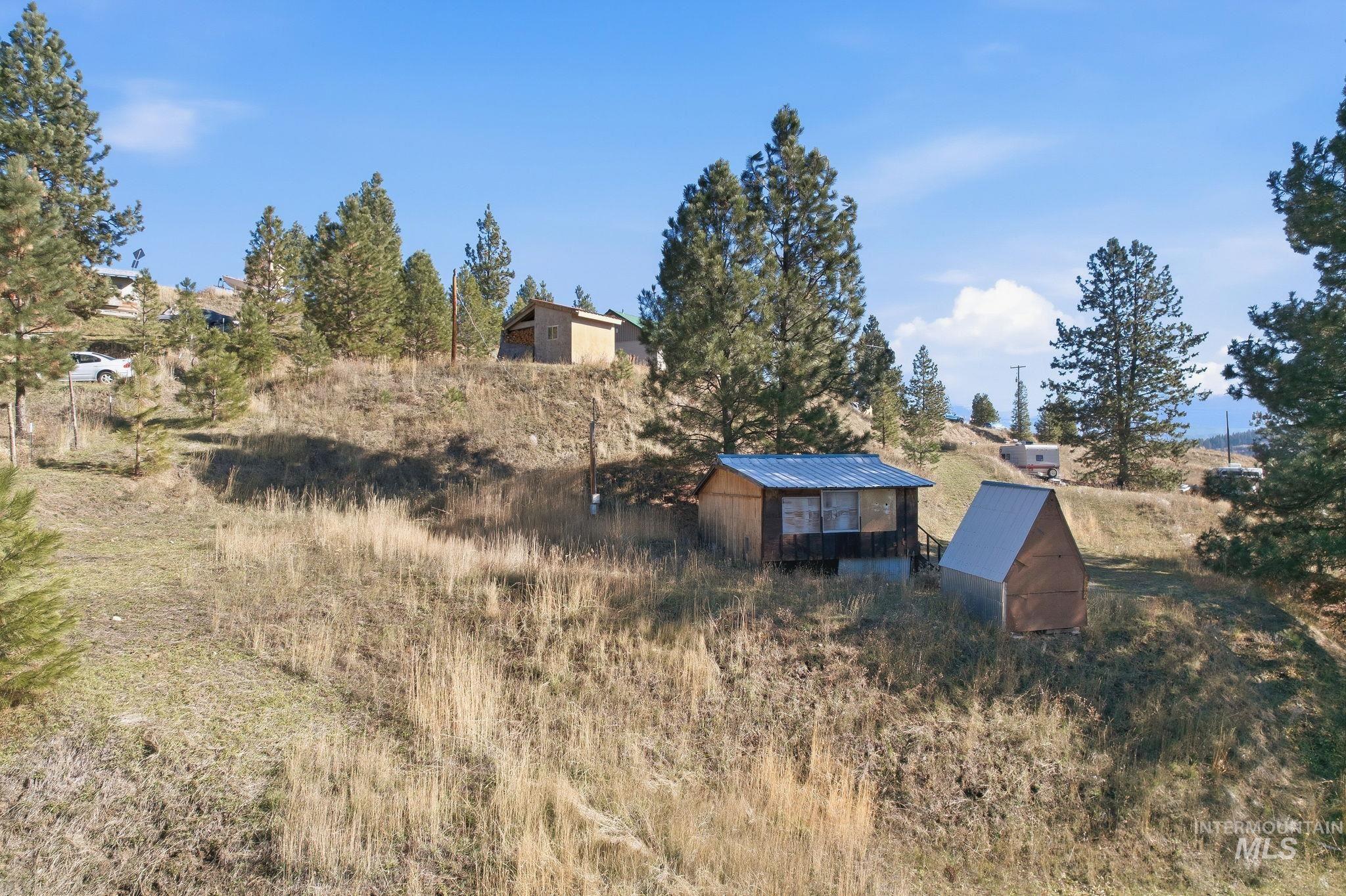 View of yard featuring an outbuilding