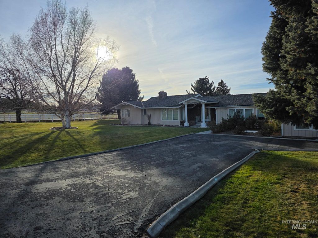 Photo of 4033 Canyon Ridge Dr, Twin Falls, ID 83301 (MLS # 98969361)