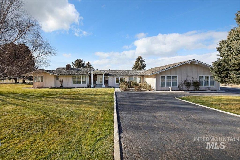 Photo of 4033 Canyon Ridge Dr, Twin Falls, ID 83301 (MLS # 98969361)
