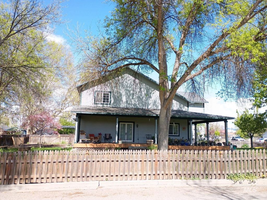 Photo of 219 Lincoln Ave, Emmett, ID 83617 (MLS # 98982840)