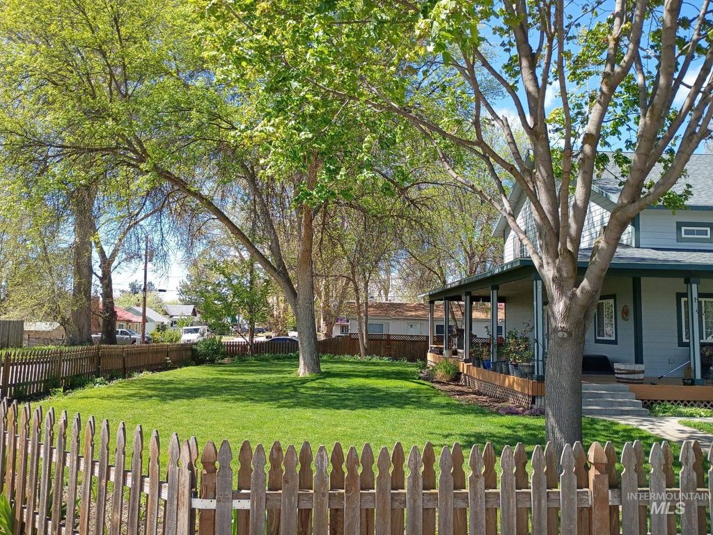 Photo of 219 Lincoln Ave, Emmett, ID 83617 (MLS # 98982840)