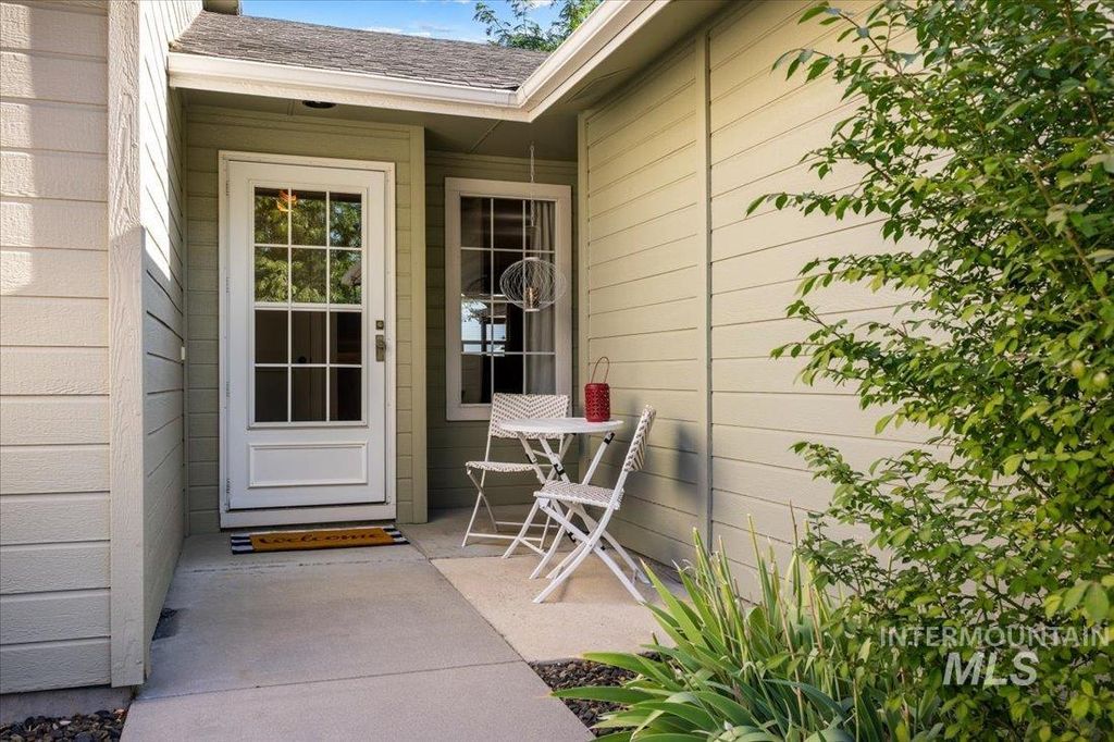 Photo of 2950 W Stephanie Ct, Meridian, ID 83646 (MLS # 98963667)