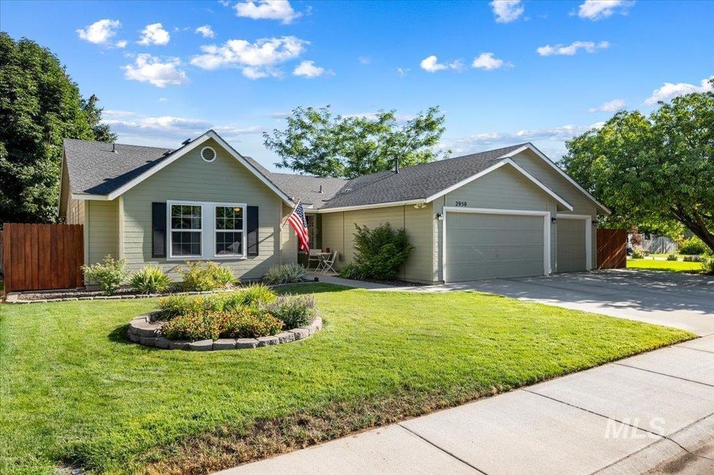 Photo of 2950 W Stephanie Ct, Meridian, ID 83646 (MLS # 98963667)