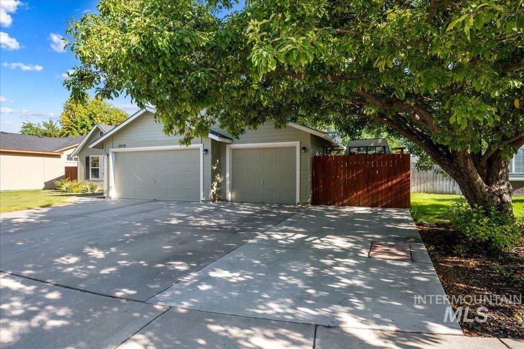 Photo of 2950 W Stephanie Ct, Meridian, ID 83646 (MLS # 98963667)