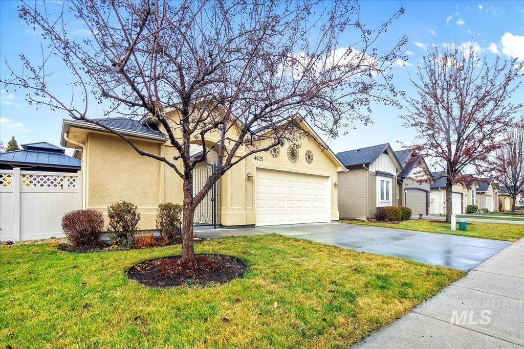 Photo of 4625 N Vin Santo Avenue, Meridian, ID 83646 (MLS # 98970792)