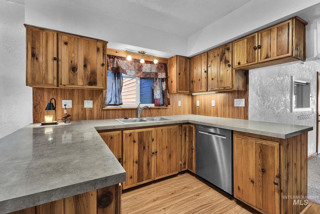 Photo of 2015 Washington Ave, Caldwell, ID 83605 (MLS # 98980525)