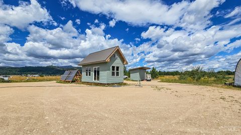 Photo of 101 Sixty Ln, Cascade, ID 83611 (MLS # 98986093)