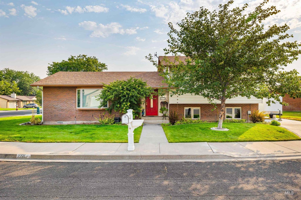 Photo of 2271 Sherwood Dr, Twin Falls, ID 83301 (MLS # 98997166)