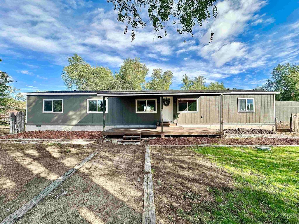 Photo of 1120 Nw Foster Dr, Mountain Home, ID 83647 (MLS # 98964088)