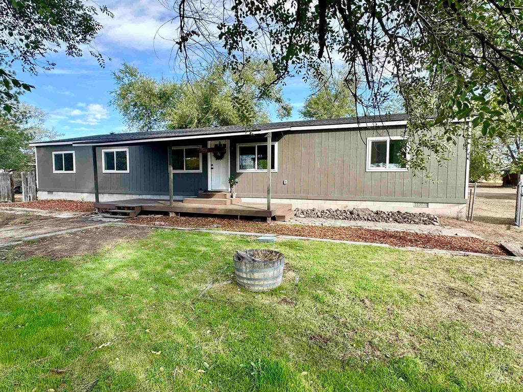 Photo of 1120 Nw Foster Dr, Mountain Home, ID 83647 (MLS # 98964088)