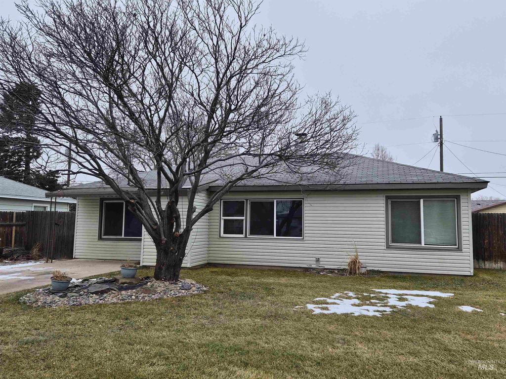 Photo of 1030 Everett Ave, Pocatello, ID 83201 (MLS # 98973919)