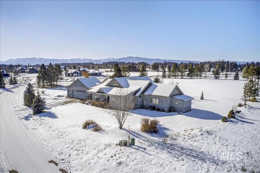 Snowy aerial view featuring a mountain view