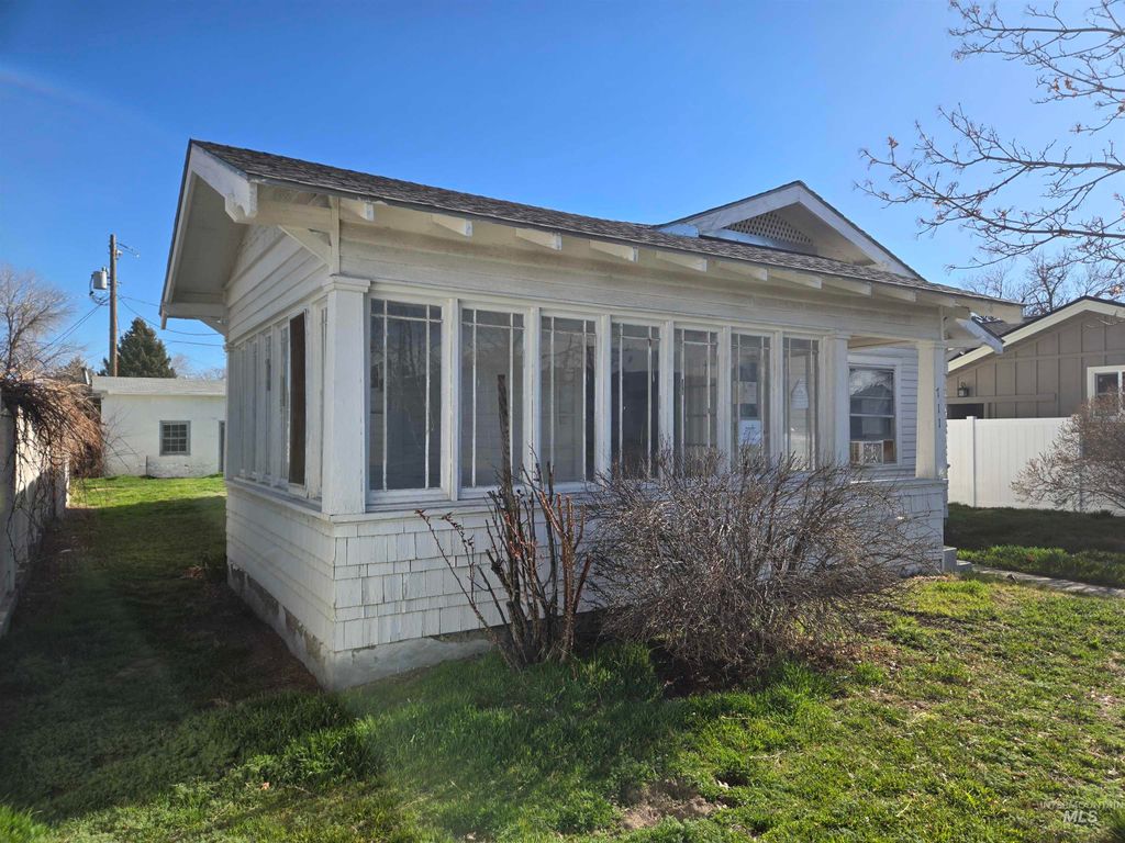 Photo of 711 E 2nd Ave, Twin Falls, ID 83301 (MLS # 98977319)