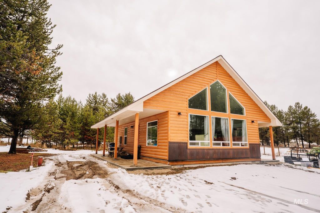 Photo of 22 W Prospectors Drive, Cascade, ID 83611 (MLS # 98970462)