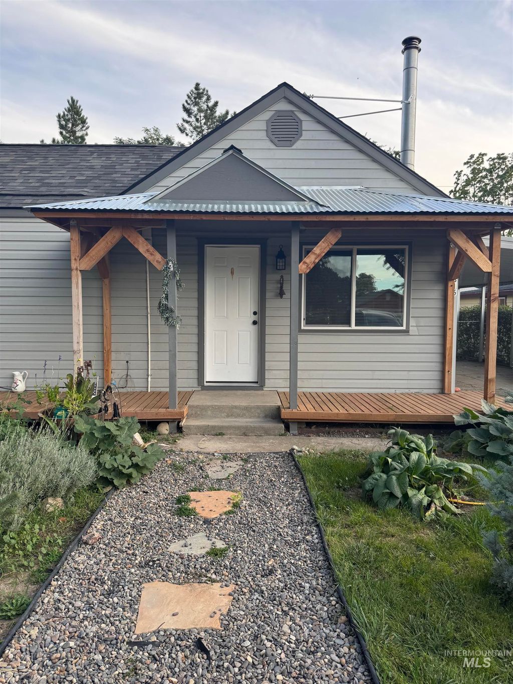 Photo of 315 W Montana Ave, Homedale, ID 83628 (MLS # 98962125)