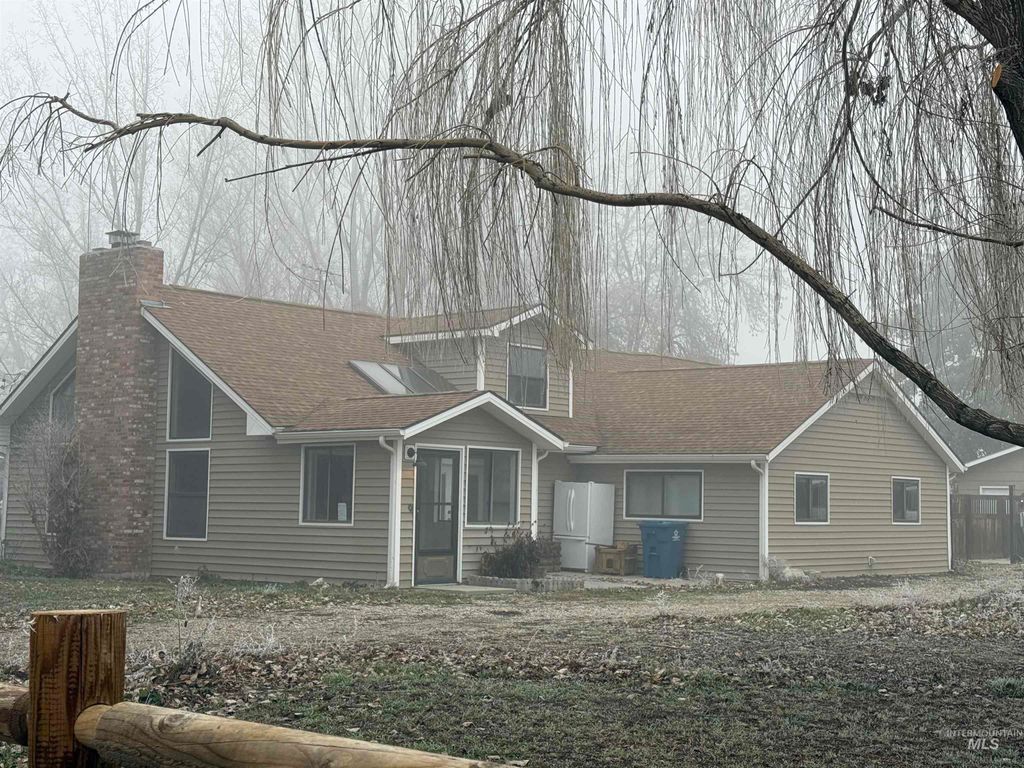 Photo of 2520 N Montana Ave, Caldwell, ID 83605 (MLS # 98971977)