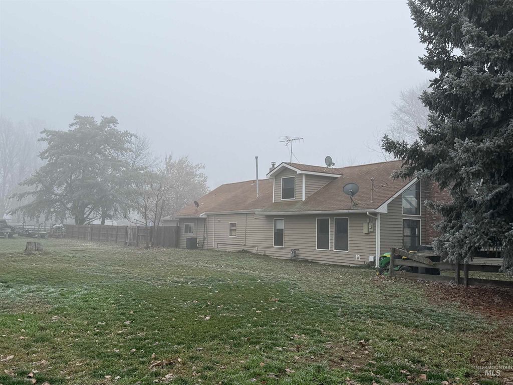 Photo of 2520 N Montana Ave, Caldwell, ID 83605 (MLS # 98971977)
