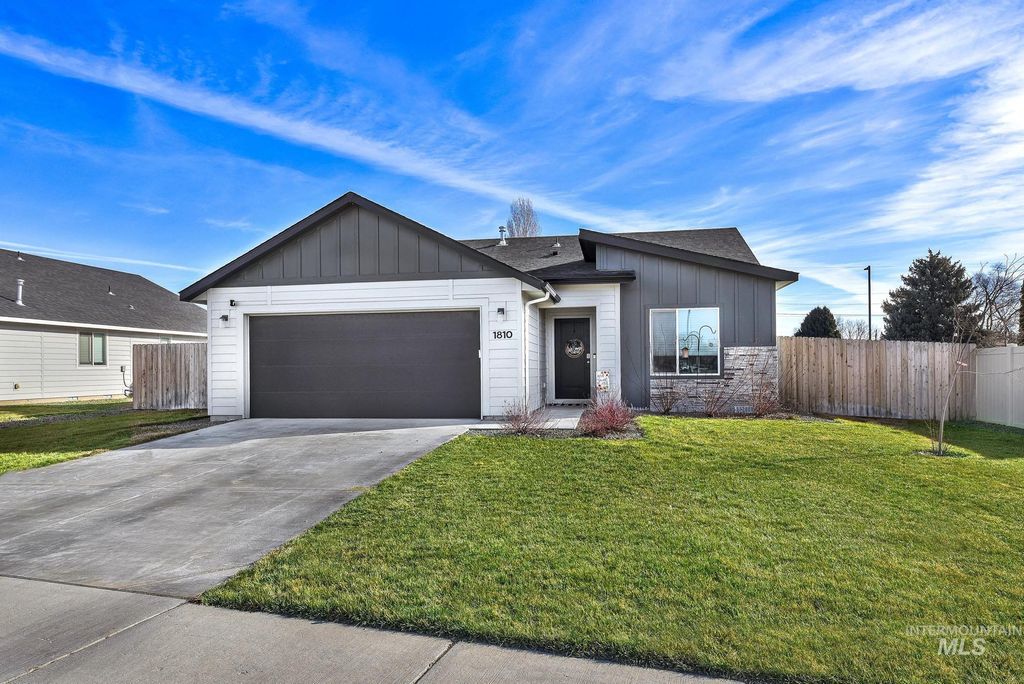 Photo of 1810 N Thunderbolt St, Mountain Home, ID 83647 (MLS # 98974281)