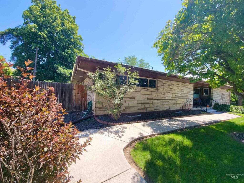 Photo of 3100 N Ridgeway Dr, Boise, ID 83702 (MLS # 98966445)