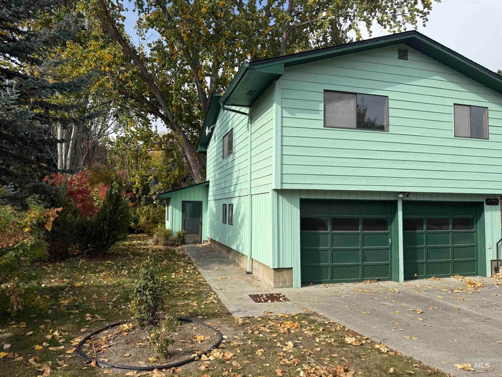 Photo of 1329 Tamarack DR, Moscow, ID 83843 (MLS # 99004177)