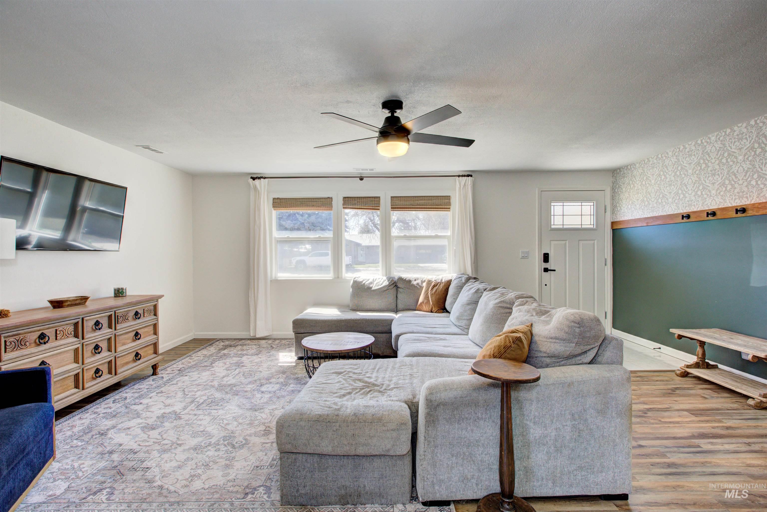 1214 E Pennsylvania Pl