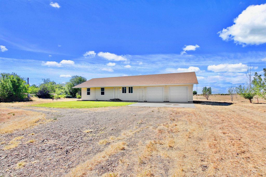 Photo of 1525 NE Beaman St, Mountain Home, ID 83647 (MLS # 98990919)