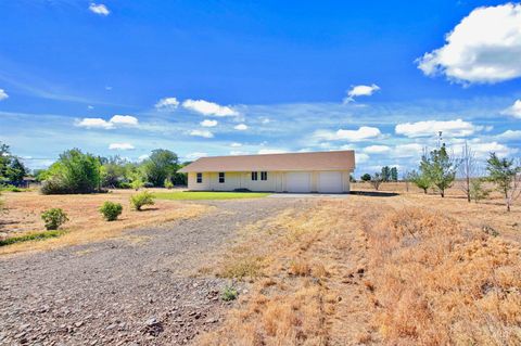 Photo of 1525 NE Beaman St, Mountain Home, ID 83647 (MLS # 98990919)