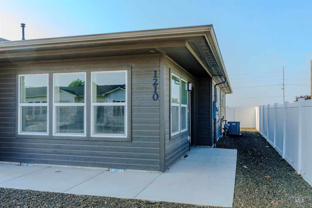 Photo of 1210 Phillips Circle, Ontario, OR 97914 (MLS # 98970801)