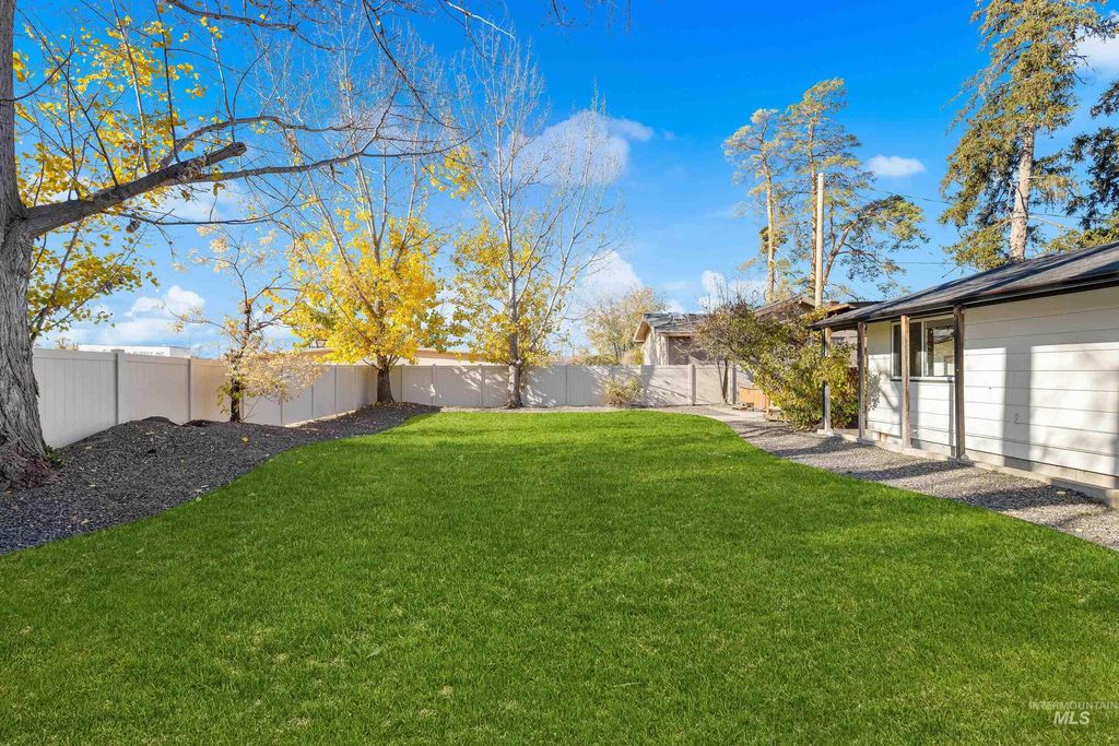 Photo of 621 W Broadway Ave, Meridian, ID 83642 (MLS # 98969406)