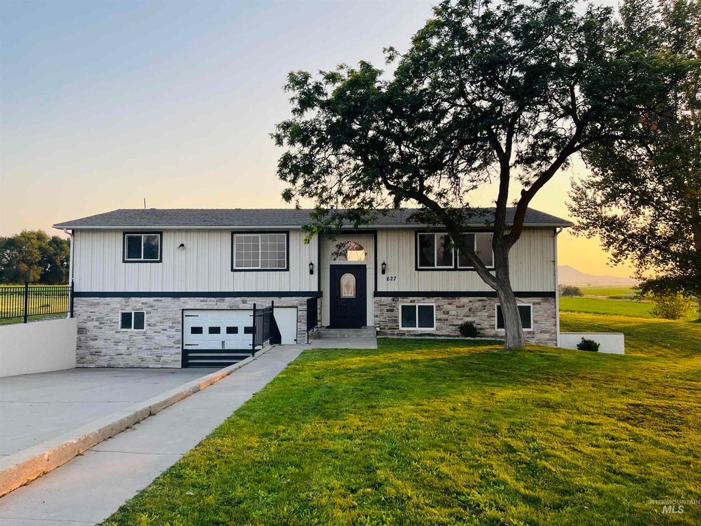 Photo of 627 Sugar Ave, Ontario, OR 97914 (MLS # 98970748)