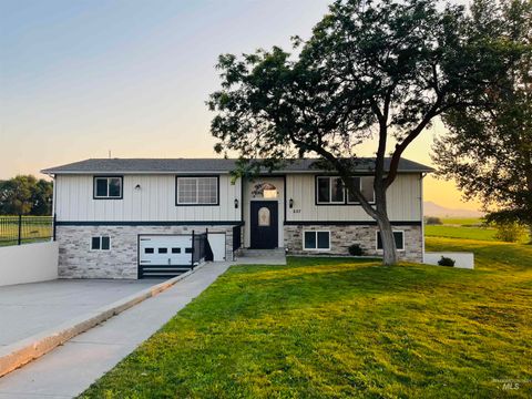 Photo of 627 Sugar Ave, Ontario, OR 97914 (MLS # 98970748)