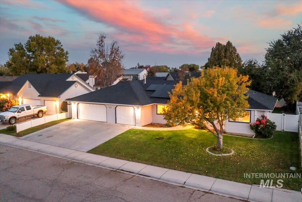 Photo of 614 Astor Ave, Nampa, ID 83651 (MLS # 98968860)