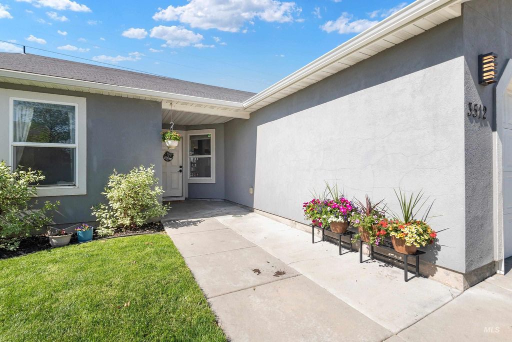 Photo of 3512 W Vistapark Dr, Caldwell, ID 83605 (MLS # 98985104)