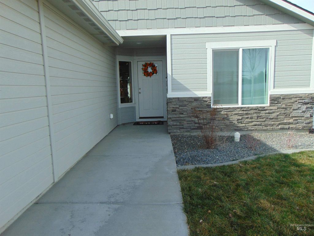 Photo of 901 Campbell St, Vale, OR 97918 (MLS # 98976495)