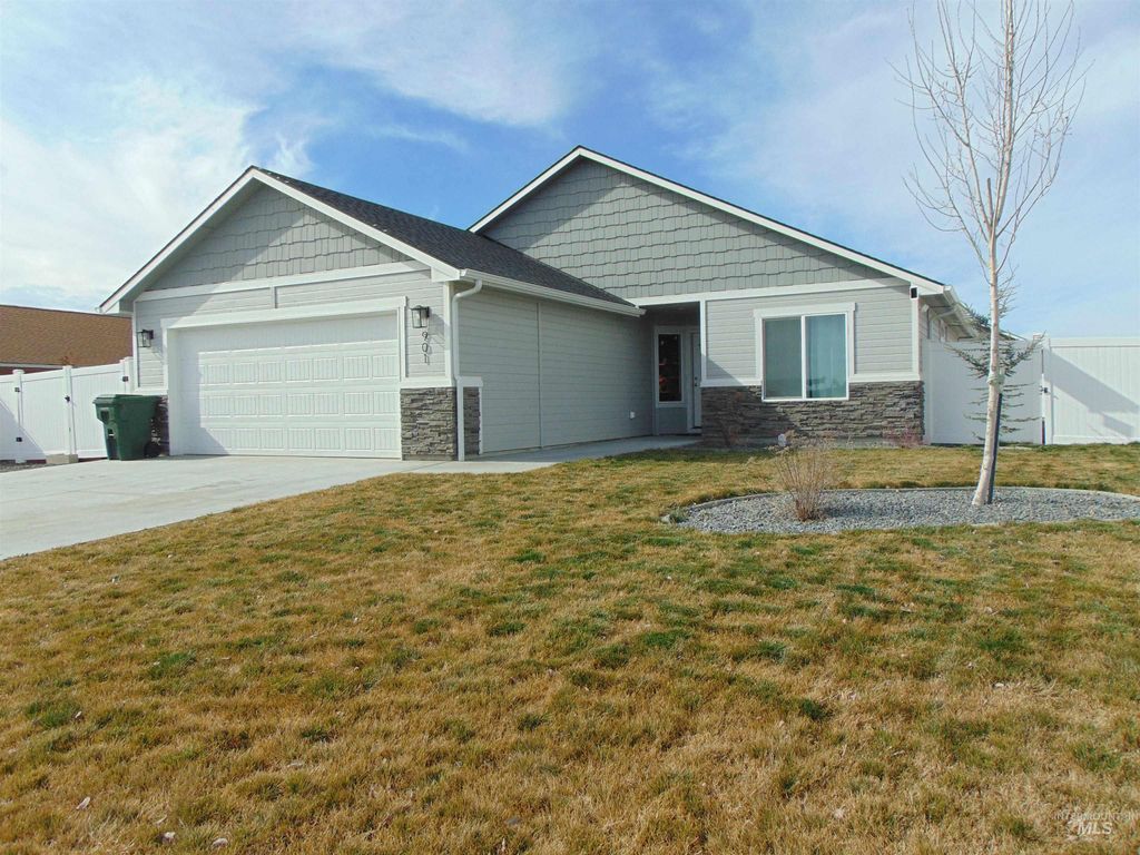 Photo of 901 Campbell St, Vale, OR 97918 (MLS # 98976495)