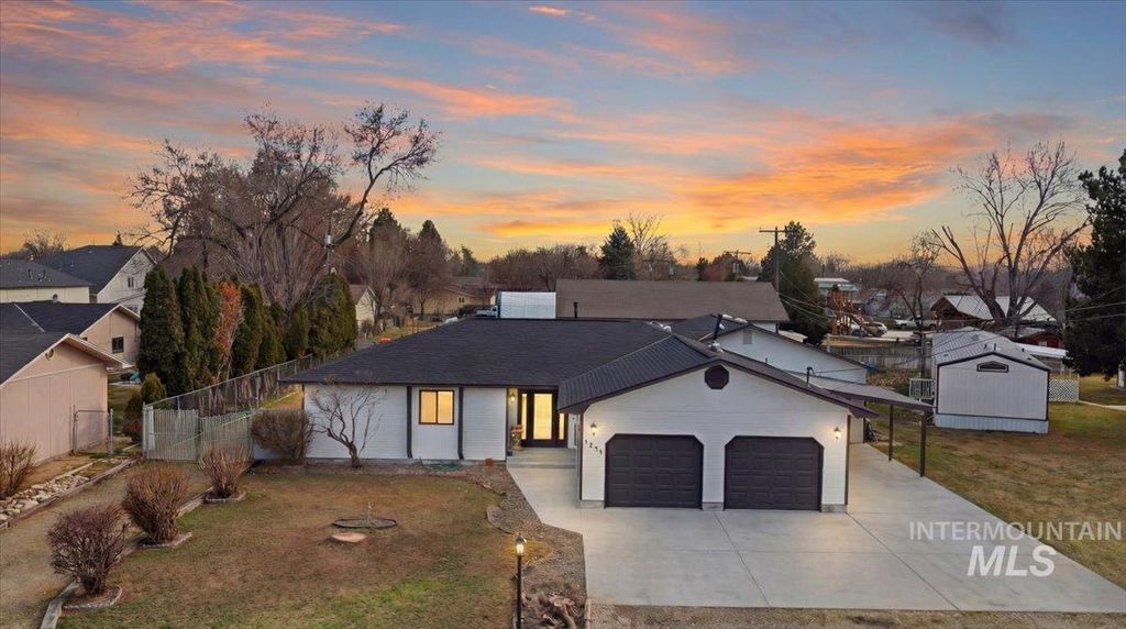 Photo of 1211 W Orchard Ave, Nampa, ID 83651 (MLS # 98977173)