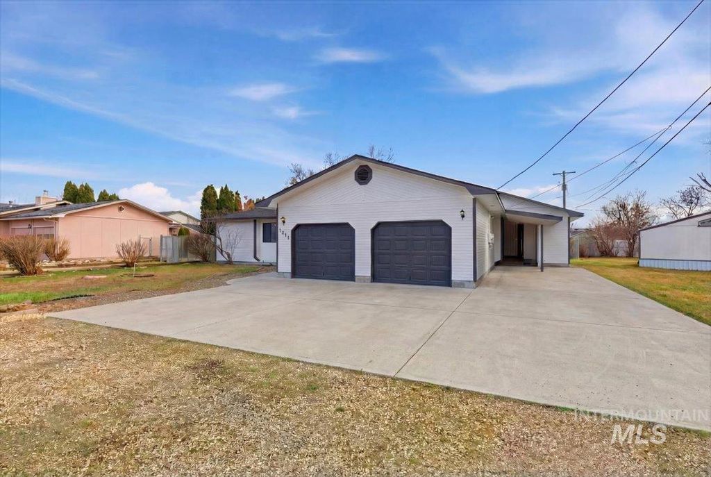 Photo of 1211 W Orchard Ave, Nampa, ID 83651 (MLS # 98977173)