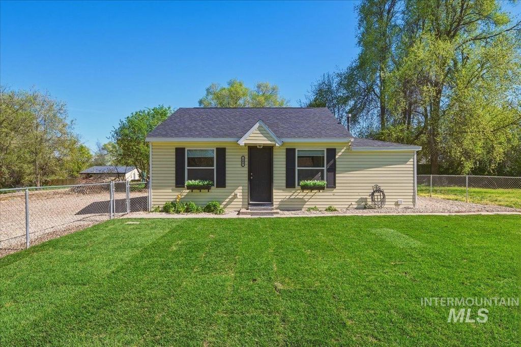 Photo of 103 S 16th Ave, Caldwell, ID 83605 (MLS # 98982309)