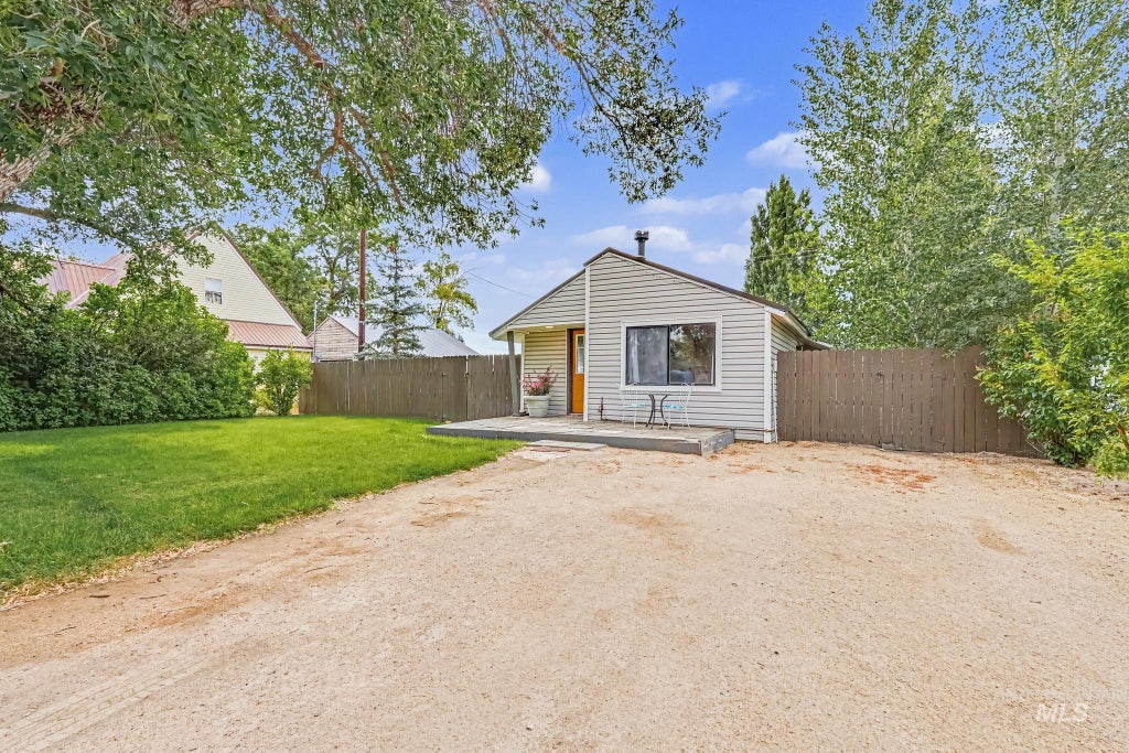 Photo of 314 W Willow Ave, Fairfield, ID 83327 (MLS # 98998619)