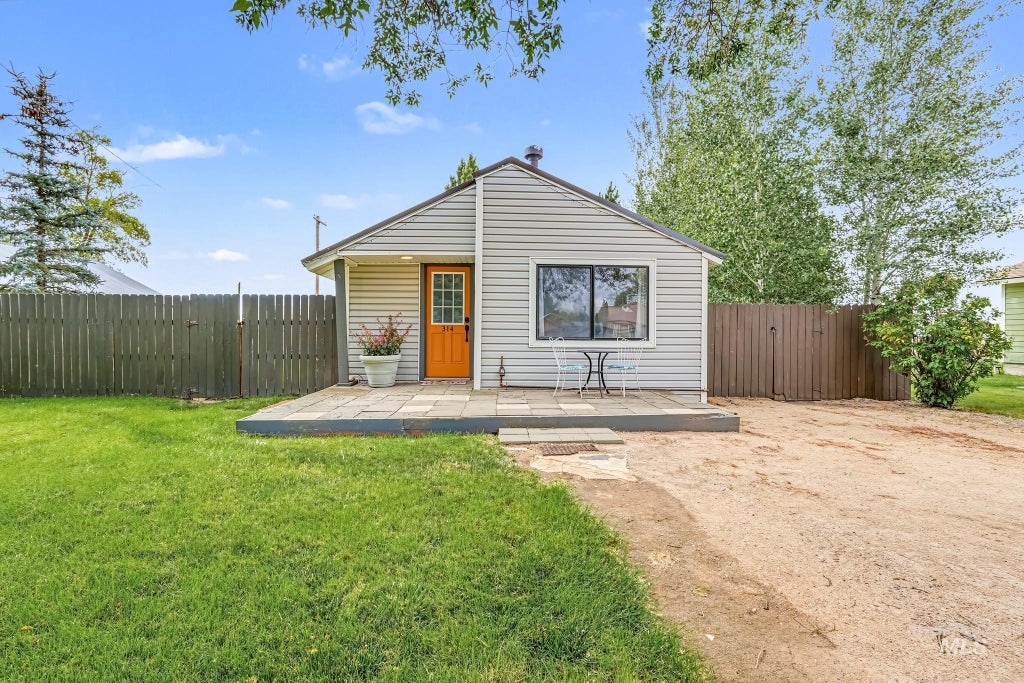 Photo of 314 W Willow Ave, Fairfield, ID 83327 (MLS # 98998619)