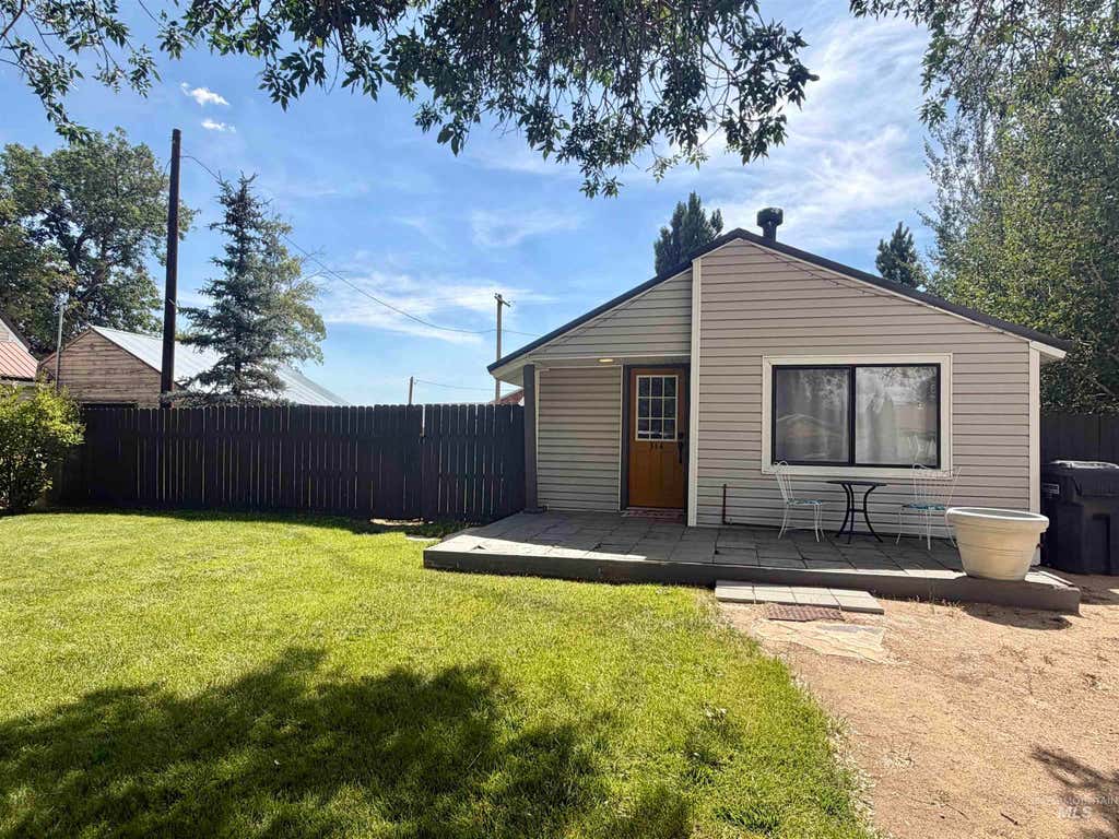 Photo of 314 W Willow Ave, Fairfield, ID 83327 (MLS # 98998619)